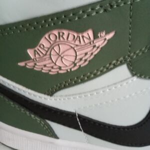 Green Jordan 1s mens she 7.5